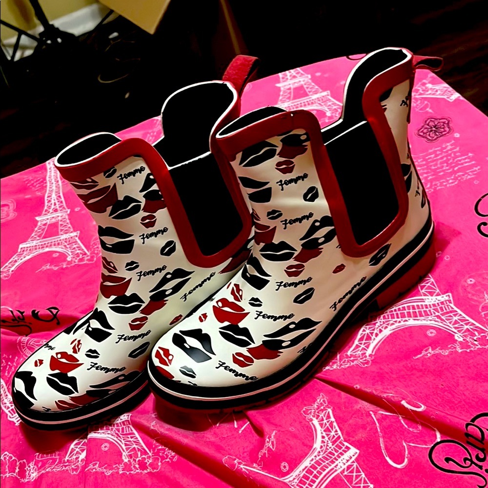 Stylish Lip Print Rain Boots